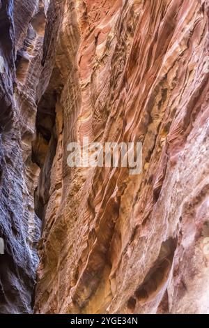 Le Siq, arrière-plan étroit de texture de paroi de canyon rouge à Petra, Jordanie, site du patrimoine mondial de l'UNESCO, Asie Banque D'Images