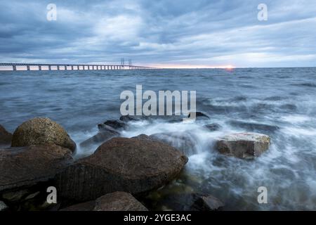 La vue sur la mer agitée avec un ciel spectaculaire et un pont en arrière-plan, Oeresund Bridge, Oresundsbroen, le plus long pont à haubans du monde Banque D'Images