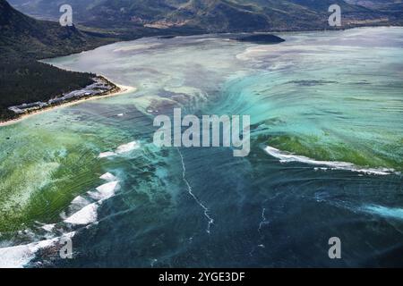 Cascade sous-marine, illusion d'optique, phénomène naturel, vue aérienne, récif, récif corallien, récif frangeant, le Morne Brabant, côte sud, Océan Indien Banque D'Images