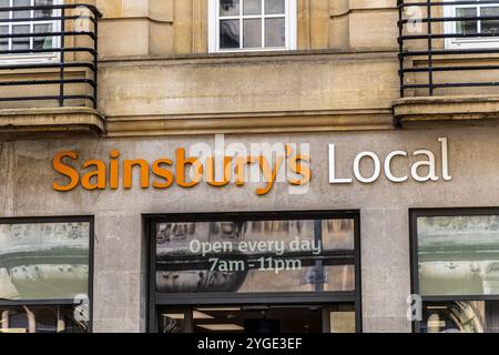 Oxford , Royaume-Uni - 5 juin 2024 : le grand logo orange du supermarché local de Sainsbury au-dessus de l'entrée principale. Banque D'Images