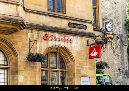 Oxford , Royaume-Uni - 5 juin 2024 : le grand logo orange du supermarché local de Sainsbury au-dessus de l'entrée principale. Banque D'Images