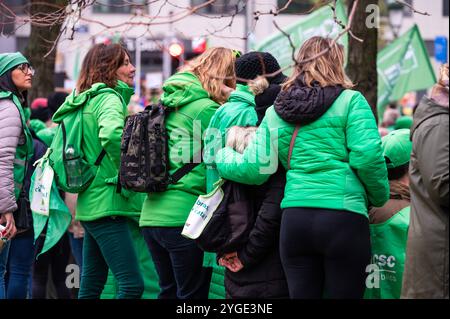 Grève nationale et marche de protestation pour le bien-être, la sécurité sociale et contre la pauvreté. Organisé par le secteur de la santé et des soins, le secteur socioculturel et le secteur de la protection sociale en région de Bruxelles-capitale, Belgique, le 7 novembre 2024 Banque D'Images