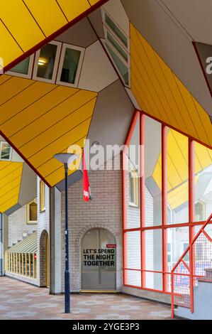 Stayokay Hostel Rotterdam - Cube Houses, maisons cubiques, conçu par l'architecte Piet Blom, à Rotterdam, pays-Bas - passons la nuit ensemble Banque D'Images