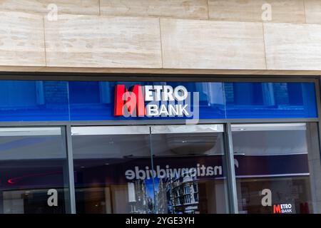 Oxford , Royaume-Uni - 5 juin 2024 : Metro Bank sur Queen Street Oxford. Finances, comptes, épargne, prêts, dépôts sécurisés, des taux d'intérêt et des affaires plus élevés Banque D'Images