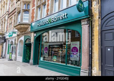 Oxford , Royaume-Uni - 5 juin 2024 : vue d'entrée du magasin Holland et Barrett sur Queen Street Oxford. Banque D'Images