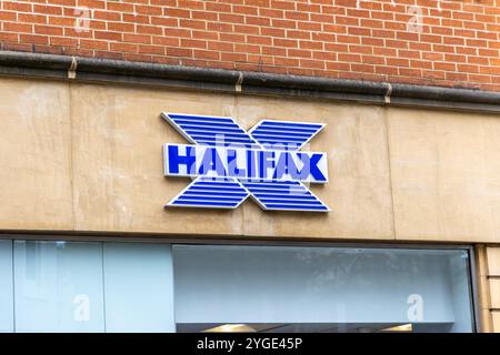 Oxford , Royaume-Uni - 5 juin 2024 : logo de la banque Halifax Mainstream UK Bank Banque D'Images