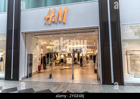 Oxford , Royaume-Uni - 5 juin 2024 : HM H et M entrée de magasin de vêtements au centre commercial Westgate. Banque D'Images