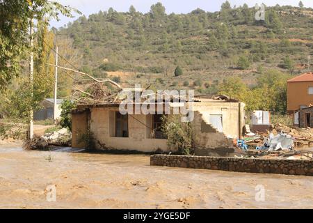 Destruction et dévastation dues aux inondations dues aux pluies torrentielles à Mira, Cuenca, Espagne 10-30-2024 Banque D'Images