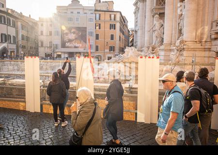 Rome, Italie. 06 novembre 2024. Touristes visitant la fontaine de Trevi alors qu'elle est en construction. Rome se prépare pour l'année jubilaire 2025 en effectuant des travaux d'amélioration et de conditionnement de certains de ses monuments. Crédit : SOPA images Limited/Alamy Live News Banque D'Images