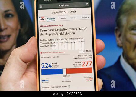 Paris, France - 6 novembre 2024 : un écran de smartphone affiche la page des résultats en direct du Financial Times pour l'élection présidentielle américaine de 2024, avec Trump à la tête de Harris Banque D'Images