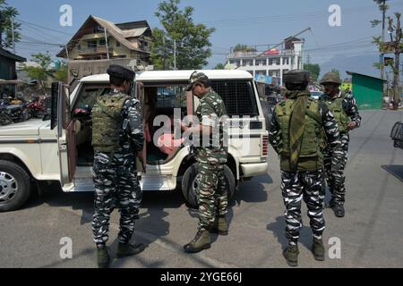 Des troupes paramilitaires indiennes arrivent sur un site de rencontre à Srinagar, au Cachemire sous administration indienne, le 10 avril 2022. Deux militants étrangers ont été tués lors d'une rencontre avec les forces indiennes. Banque D'Images