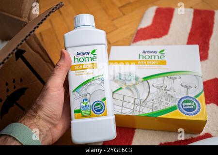 Francfort, Allemagne - 26 mars 2020 : une bouteille de liquide vaisselle concentré Amway Home Dish Drops tenue à côté de sa boîte - présente Safer Choice et BioQuest Formula pour un nettoyage écologique Banque D'Images