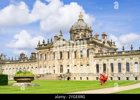 Tony Cragg 'Industrial nature' 2024 à Castle Howard Yorkshire - Castle Howard une maison de campagne anglaise dans le North Yorkshire Angleterre GB Europe Banque D'Images