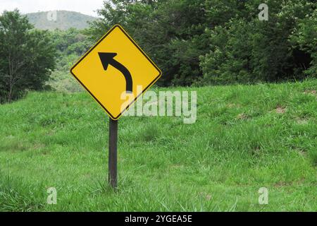 panneau de symbole de virage à gauche - panneau jaune signe de courbe pointue sur l'autoroute Banque D'Images