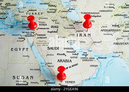 Carte minimaliste mettant en évidence le Yémen, Israël, la Palestine et l'Iran, représentant des régions de conflit historique et en cours. Banque D'Images