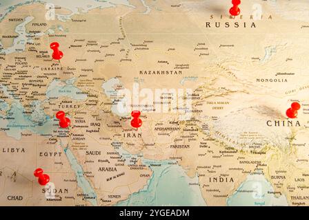 Carte minimaliste mettant en évidence le Yémen, Israël, la Palestine et l'Iran, représentant des régions de conflit historique et en cours. Banque D'Images