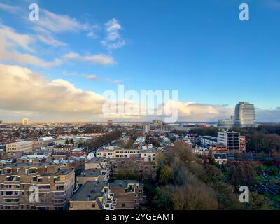 Une ligne d'horizon automnale claire de Groningue, avec un ciel bleu vif au-dessus des toits historiques et un feuillage vibrant. L'architecture de la ville contraste avec Go Banque D'Images