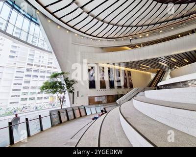 L'image capture l'intérieur de l'entrée du Xiqu Centre à Hong Kong, un centre culturel dédié aux arts de la scène Banque D'Images