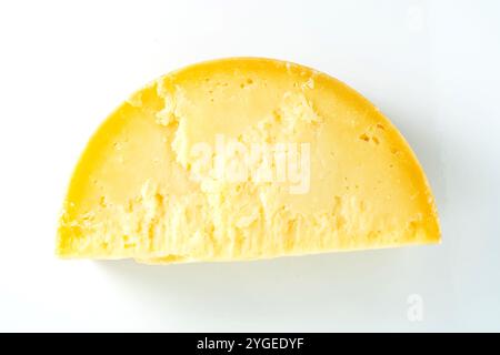 forme entière de fromage parmesan coupé sur blanc. gros plan. cuisine, marché laitier Banque D'Images