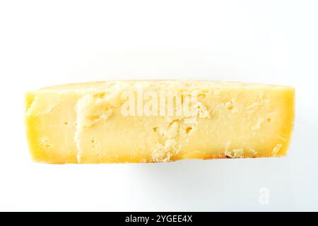 forme entière de fromage parmesan coupé sur blanc. gros plan. cuisine, marché laitier Banque D'Images