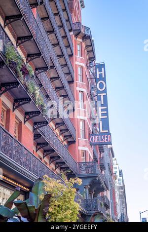 New York, New York, États-Unis – 28 octobre 2024 : extérieur de l’hôtel Chelsea sur la 23e rue ouest de Manhattan à New York, New York, États-Unis. Banque D'Images