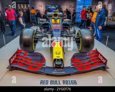 Vue avant de Red Bull Racing RB16B, voiture de formule 1 2021 pilotée par Max Verstappen, exposée au salon de formule 1, Excel, Londres Banque D'Images
