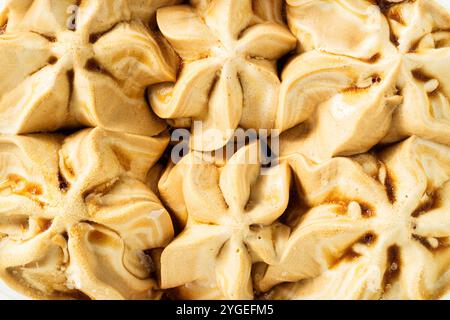 Paquet de crème glacée au caramel italien sur un fond blanc Banque D'Images