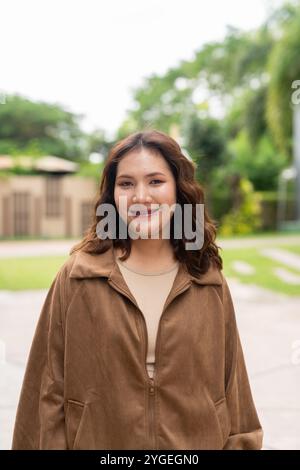 Portrait de belle et jeune femme thaïlandaise asiatique mignonne à l'extérieur Banque D'Images