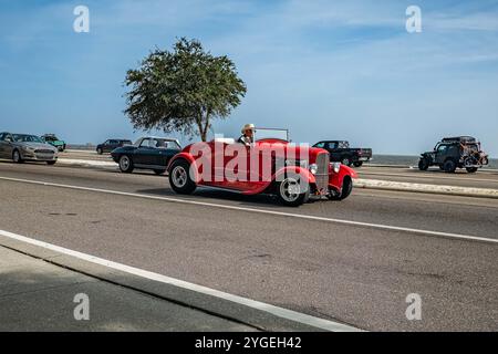 Gulfport, MS - 04 octobre 2023 : vue d'angle avant grand angle d'une Ford modèle 18 Roadster 1932 lors d'un salon automobile local. Banque D'Images