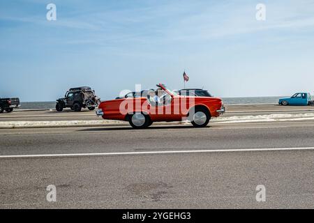 Gulfport, MS - 04 octobre 2023 : vue latérale grand angle d'une Plymouth Valiant V 200 signet Cabriolet Custom 1963 lors d'un salon automobile local. Banque D'Images