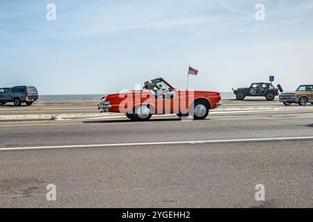 Gulfport, MS - 04 octobre 2023 : vue d'angle arrière grand angle d'une Plymouth Valiant V 200 signet Cabriolet Custom 1963 lors d'un salon automobile local. Banque D'Images