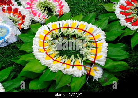 Accessoires de cheveux de mariée indienne, accessoires de cheveux de mariée, fleurs indiennes , guirlande de fleurs fraîches, Veni, Gajra à vendre à Pune Market. Banque D'Images