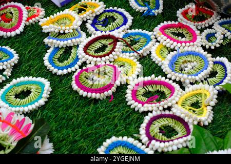 Accessoires de cheveux de mariée indienne, accessoires de cheveux de mariée, fleurs indiennes , guirlande de fleurs fraîches, Veni, Gajra à vendre à Pune Market. Banque D'Images