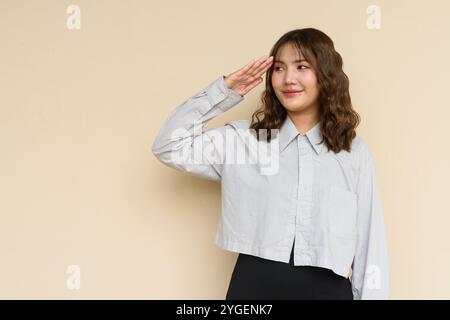 Portrait de belle et jeune femme thaïlandaise asiatique mignonne sur fond de plaine à l'extérieur Banque D'Images