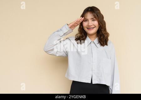 Portrait de belle et jeune femme thaïlandaise asiatique mignonne sur fond de plaine à l'extérieur Banque D'Images