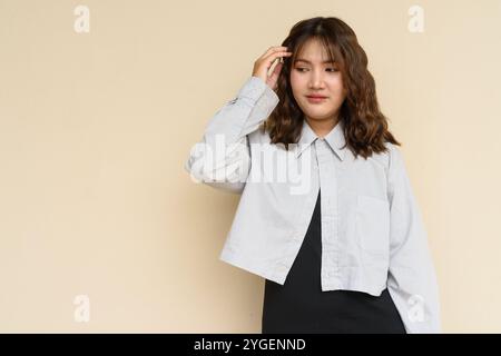 Portrait de belle et jeune femme thaïlandaise asiatique mignonne sur fond de plaine à l'extérieur Banque D'Images