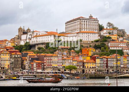 Vue sur le fleuve Douro au front de mer de vieux Porto coloré de Vila Nova de Gaia, Portugal, Europe Banque D'Images