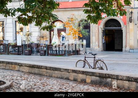 Cracovie, Pologne. Octobre 29 2023 vélo rétro garé dans la rue pavée historique de la ville de Cracovie Banque D'Images