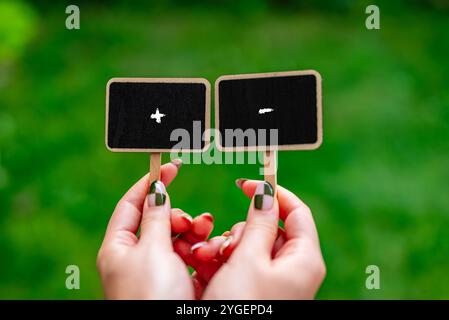 étiquettes de tableau noir ou de tableau noir avec texte de motivation « plus moins » écrit à la craie - photo de concept Banque D'Images