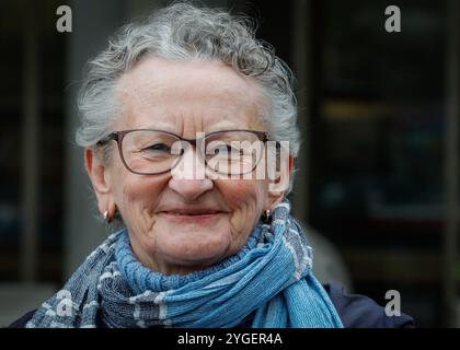 Jenny Jones, baronne Jones de Moulsecoomb, membre de la Chambre des lords, Parti vert, souriant, Londres, Royaume-Uni Banque D'Images