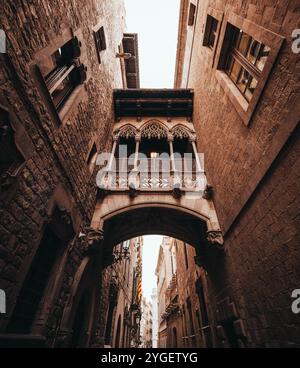 Pont del Bisbe dans le quartier gothique, Barcelone - architecture emblématique Banque D'Images