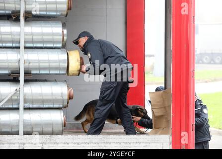 Zagreb, Croatie. 07 novembre 2024. Des membres de la police des frontières croate sont vus lors d'un exercice contre le commerce illégal de produits du tabac au poste frontière de Bregana près de Zagreb, Croatie, le 7 novembre 2024. Photo : Robert Anic/PIXSELL crédit : Pixsell/Alamy Live News Banque D'Images