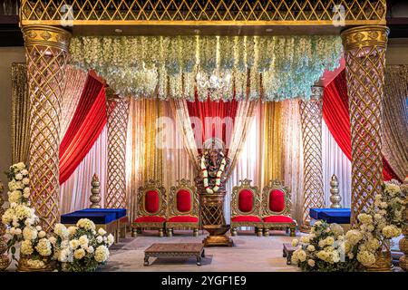 Auvent Mandap traditionnel de mariage indien avec décorations florales - Configuration vibrante de cérémonie de mariage hindoue Banque D'Images