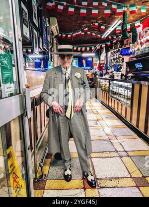 George Skeggs alias Soho George au Bar Italia dans son costume dapper. Banque D'Images