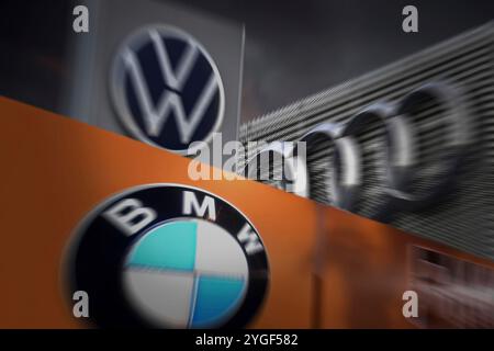 Eching, Deutschland. 07 novembre 2024. MONTAGE PHOTO : constructeurs automobiles allemands en crise. Volkswagen, Audi, BMW sont aux prises avec des baisses massives de profits. Crédit : dpa/Alamy Live News Banque D'Images