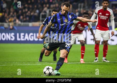 Milan, Italie, Italie. 6 novembre 2024. Hakan CALHANOGLU de l'Inter Milan lors du match MD4 de l'UEFA Champions League, League phase entre le FC Internazionale et l'Arsenal FC au Stadio Giuseppe-Meazza le 6 novembre 2024 à Milan, Italie. (Crédit image : © Matthieu Mirville/ZUMA Press Wire) USAGE ÉDITORIAL SEULEMENT! Non destiné à UN USAGE commercial ! Banque D'Images