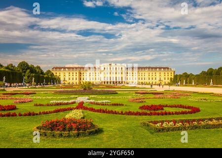 VIENNE, AUTRICHE - 29 AOÛT 2013 : le palais Schonbrunn de l'arrière donnant sur le jardin. Banque D'Images