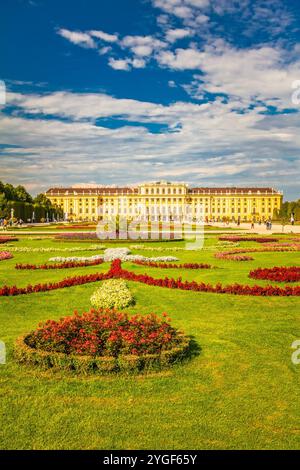 VIENNE, AUTRICHE - 29 AOÛT 2013 : le palais Schonbrunn de l'arrière donnant sur le jardin. Banque D'Images