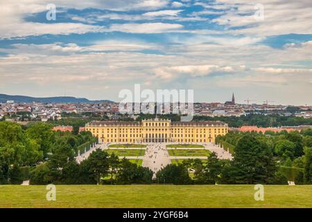 VIENNE, AUTRICHE - 29 AOÛT 2013 : le Palais Schonbrunn avec jardin et paysage urbain en arrière-plan. Banque D'Images