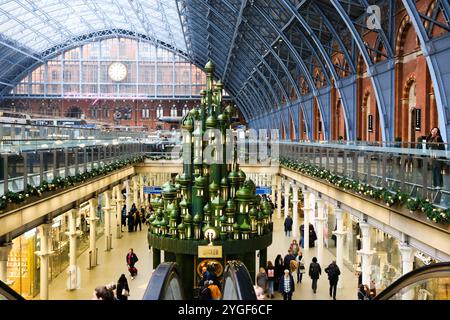 Gare de St Pancras, Londres, Royaume-Uni. 7 novembre 2024. Sapin de Noël à thème Wicked dans la gare internationale de St Pancras. Credit : Matthew Chattle/Alamy Live News Banque D'Images